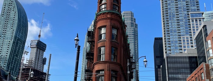 Flatiron Building is one of Tempat yang Disukai Carl.