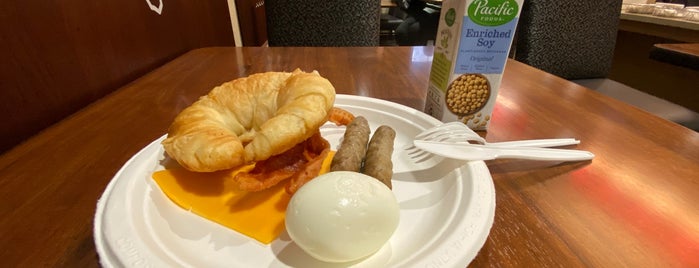 Breakfast @ TownePlace Suites by Marriott is one of Err.