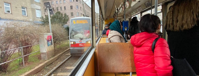 H Quellenstraße / Knöllgasse is one of Straßenbahnstationen.