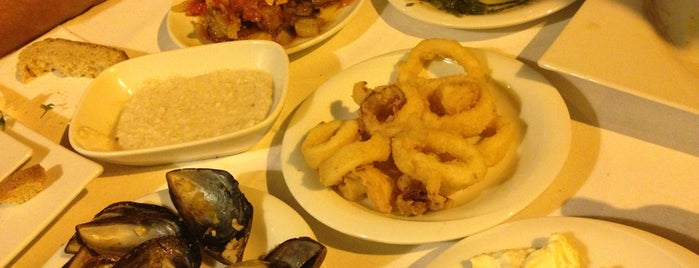 Cunda Körfez Restaurant is one of Oguz'un Beğendiği Mekanlar.