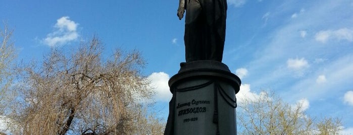 Памятник А. С. Грибоедову is one of Orte, die Oksana gefallen.