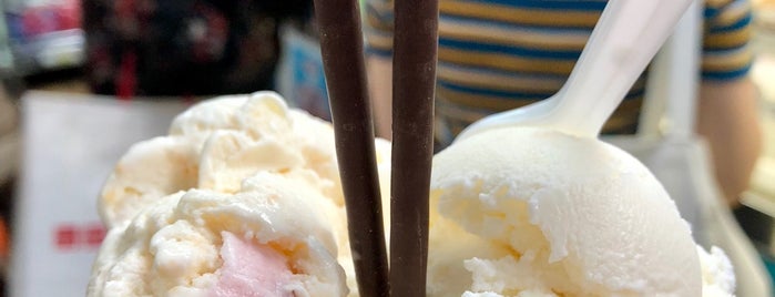 The Original Chinatown Ice Cream Factory is one of Lugares favoritos de Hannah.