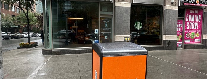 Starbucks is one of Manhattan ☕️.
