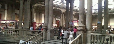 Palacio de Minería is one of Para Pasear a un Extranjero.