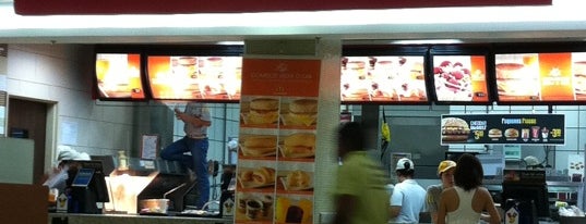 McDonald's is one of Orte, die Luis gefallen.