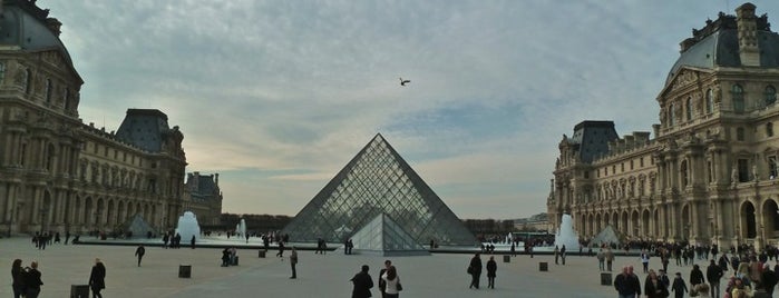 Pirámide del Museo del Louvre is one of Architecture.