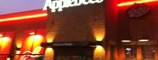 Applebee's Grill + Bar is one of สถานที่ที่ Chester ถูกใจ.