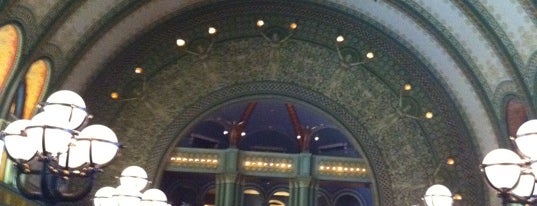 St. Louis Union Station is one of What makes St. Louis AWESOME!!!.