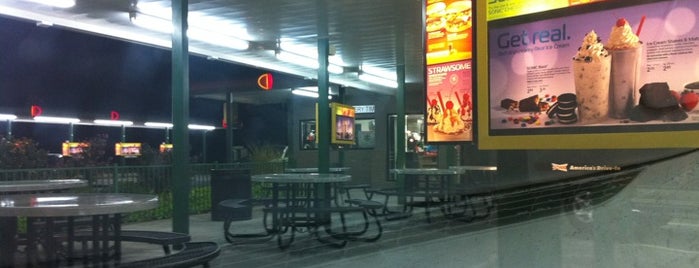 SONIC Drive In is one of สถานที่ที่ Lisa ถูกใจ.