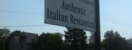 Sal's Famous Pizzeria is one of Matthew : понравившиеся места.