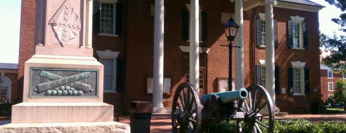 Historic Court Square is one of Kimmie's Saved Places.