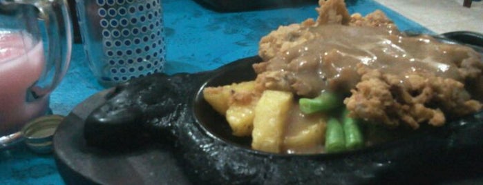 Cafe Dinda (Steak Remaja) is one of Wisata Kuliner Samarinda.