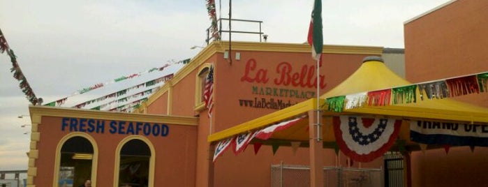 La Bella Marketplace is one of สถานที่ที่ Lizzie ถูกใจ.