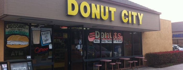 Donut City is one of Lugares favoritos de Ann.