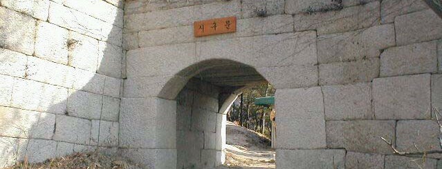 서암문 (西暗門) is one of Bukhansanseong Hike.