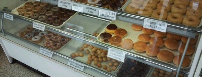 Snowflake Donuts is one of สถานที่ที่บันทึกไว้ของ Melissa.