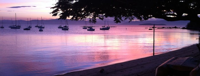 Praia de Santo Antônio de Lisboa is one of Floripa Golden Isle.