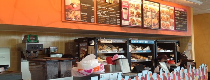 Dunkin' is one of Loriさんのお気に入りスポット.