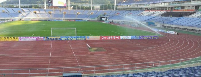 仁川文鶴競技場 is one of Swarming Places in S.Korea.