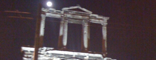 Hadrian's Arch is one of honeymoon　list　in　Greece.