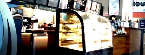 Starbucks is one of Geninaさんのお気に入りスポット.