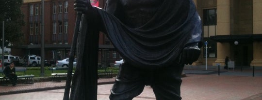 Mahatma Ghandi Statue is one of Tempat yang Disukai Trevor.