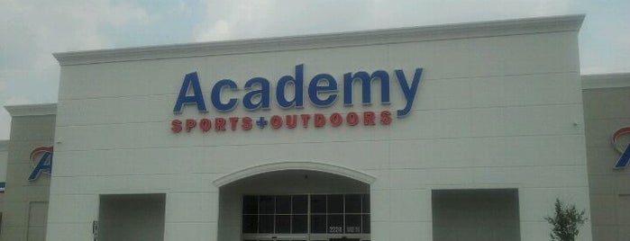 Academy Sports + Outdoors is one of Orte, die Kyra gefallen.