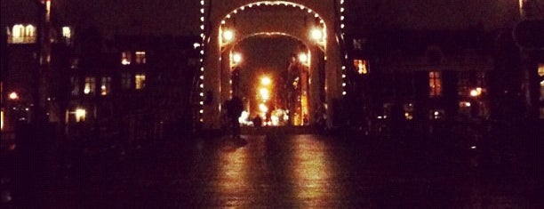 Magere Brug (Brug 242) is one of Amsterdam, Je t'aime....