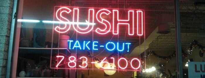 Yoshi Sushi is one of สถานที่ที่ M ถูกใจ.