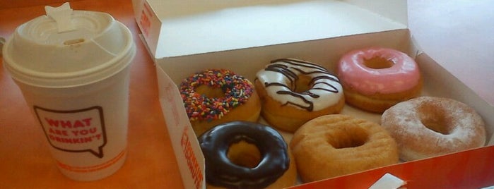 Dunkin' is one of Locais curtidos por Tracey.