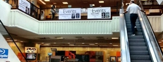 Barnes & Noble is one of Tempat yang Disimpan Raquel.