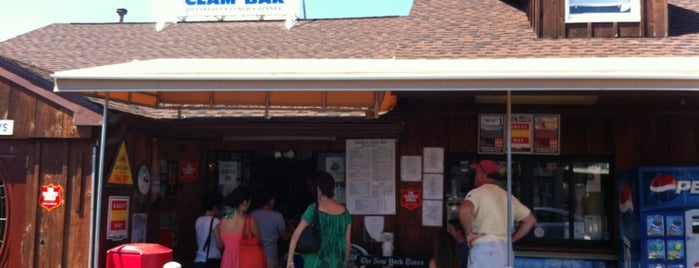 Nicky's Clam Bar is one of สถานที่ที่ Julie ถูกใจ.