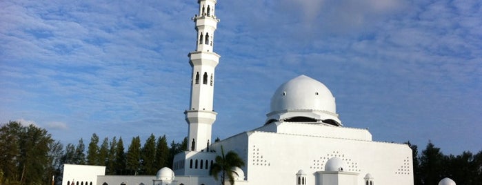 Perkarangan Masjid Terapung is one of Orte, die ꌅꁲꉣꂑꌚꁴꁲ꒒ gefallen.