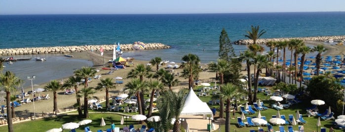 Golden Bay Beach Hotel is one of Lugares favoritos de Yiannis.