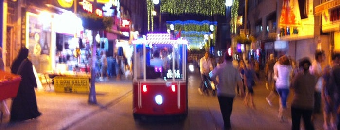 Bağlarbaşı Caddesi is one of Tempat yang Disimpan Gül.