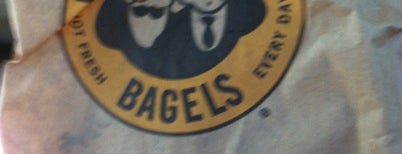 Einstein Bros Bagels is one of Lugares favoritos de Zach.