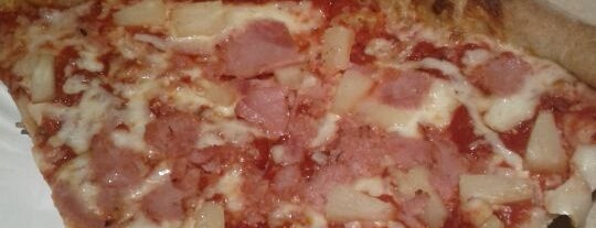 Sal's Pizza is one of Locais curtidos por Aptraveler.