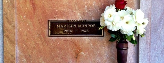 Marilyn Monroe's Gravesite is one of Tempat yang Disukai Tracy.