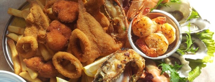 Doug's Seafood Cafe is one of Posti che sono piaciuti a Bunni.