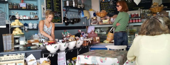 Delicious Delicatessen & Cafe is one of Orte, die mzyenh gefallen.