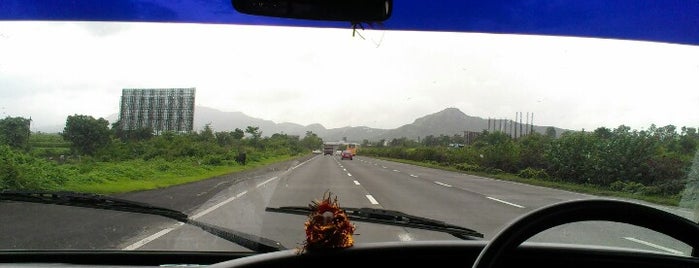 Mumbai_Pune expressway is one of สถานที่ที่ Apoorv ถูกใจ.