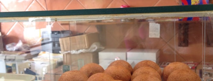 Cien Anos de Pandebono is one of Miami - Food.