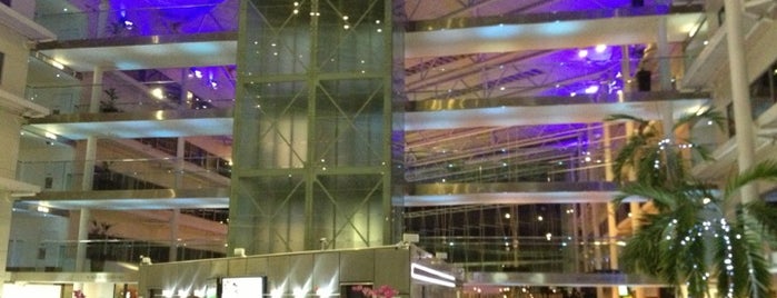 Hilton London Heathrow Airport is one of Alejandro : понравившиеся места.