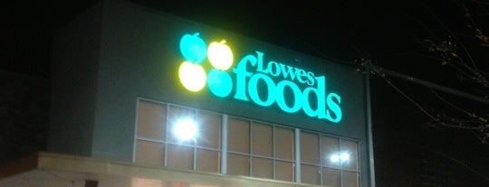 Lowes Foods is one of Locais curtidos por Phoenix.