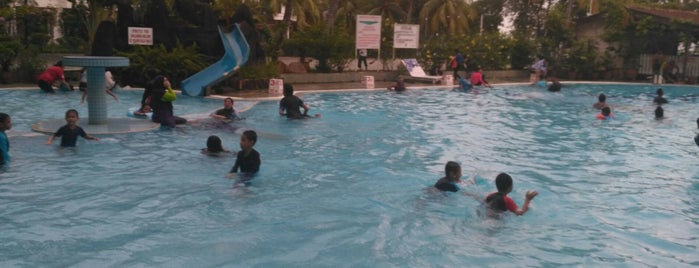 Bayu Beach Swimming Pool is one of bilik sejuk.