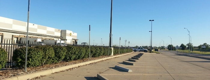 Wichita Dwight D Eisenhower National Airport Cell Phone Lot is one of Orte, die Josh gefallen.