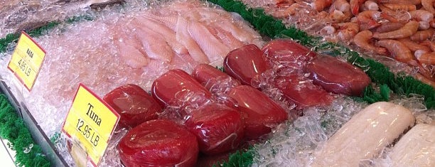 Maine Avenue Fish Market is one of Locais curtidos por Jingyuan.