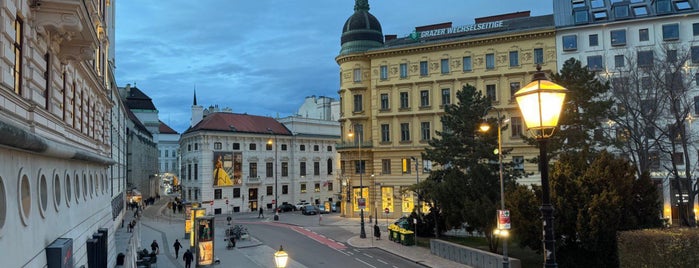 Albertinaplatz is one of Before Sunrise.