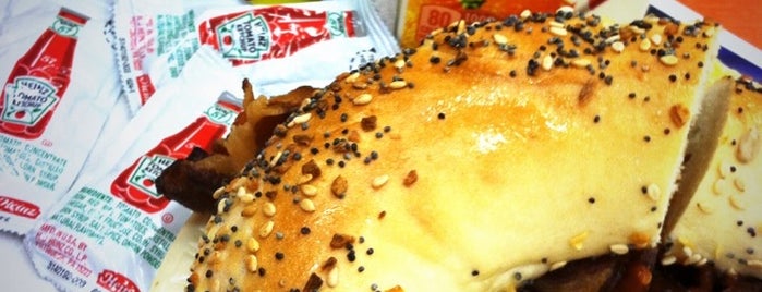 Town Bagel is one of Locais curtidos por Kevin.