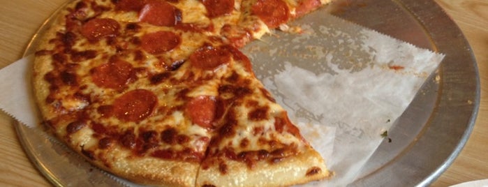 Tommy's Pizza is one of Lugares favoritos de Matt.